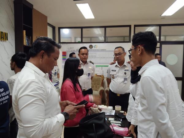 Pengunjung Perempuan Coba Selundupkan 2 Paket Diduga Sabu ke Rutan Surabaya, Disembunyikan dalam Tas
