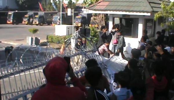 Ratusan Demonstran Geruduk Kantor Pertamina di Makassar, Pagar Roboh Diterobos Massa