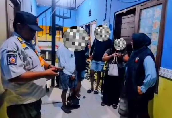 Operasi Pekat, Satpol PP Bojonegoro Temukan 10 Orang Bukan Pasutri Pesta Miras di Rumah Kos