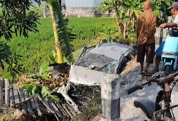 Diduga Sopir Mengantuk, Kijang Innova Terperosok hingga Rusak Berat di Jalan Bojonegoro-Ngawi