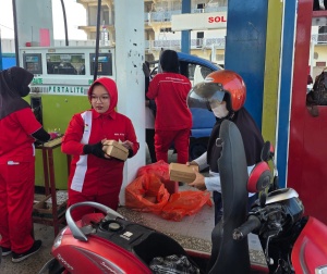 Antrean BBM di SPBU Simboro, Pengelolah Bagikan Makanan Gratis untuk Pengendara