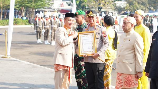 Momentum HUT Karawang ke-393, Kapolresta Karawang Dapat Penghargaan dari Bupati Aep
