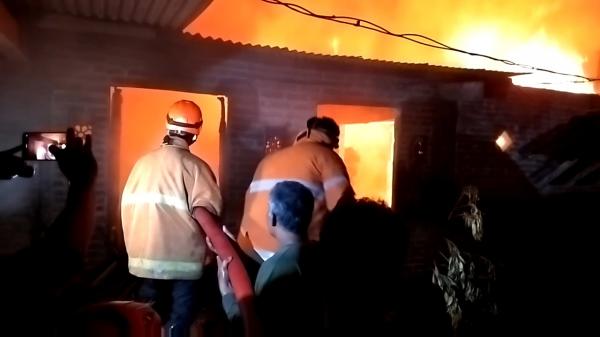 Kebakaran Hebat Hanguskan Pabrik Kayu Jati di Ngawi, Kerugian Ditaksir Rp1,3 Miliar