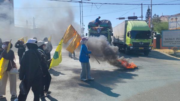 Demo Kelangkaan BBM dan LPG, PMII Pangkep Tutup Jalur Trans Sulawesi dan Bakar Ban