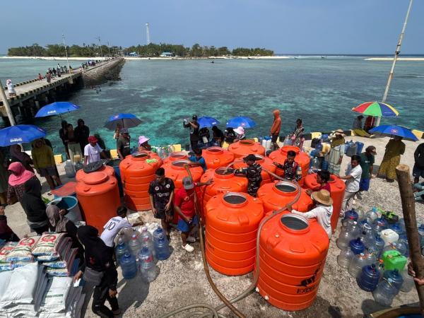 Tembus Cuaca Buruk, Lanal Mamuju Kawal Distribusi Pangan dan Air Bersih di Pulau Terpencil