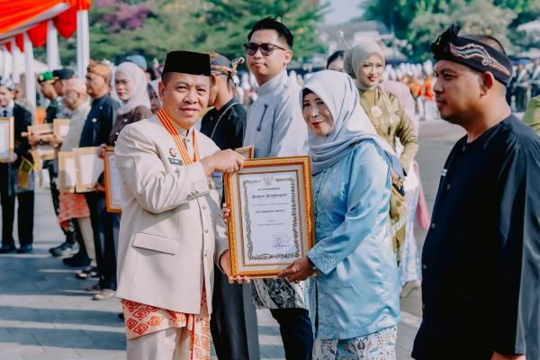 HUT Karawang ke-393, Bupati Aep Beri Penghargaan Sekolah, Siswa dan ASN Berprestasi