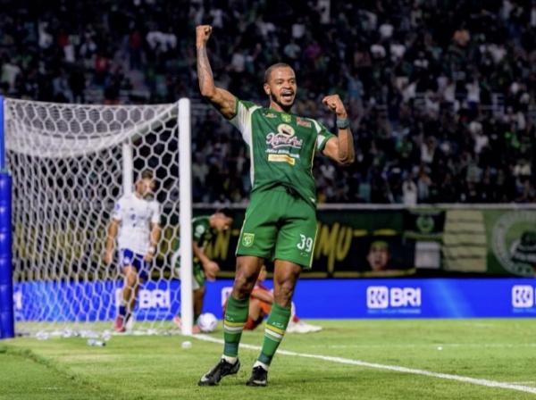 Drama 10 Lawan 11 di GBT, Alex Martins Antar Persebaya Raih 3 Poin Perdana
