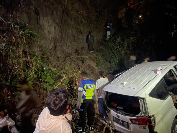 Nahas! Mobil Rombongan Takziah Terperosok ke Sungai di Purbalingga, 6 Orang Terluka