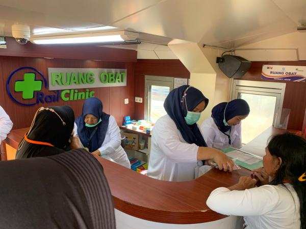 Rail Clinic dan Rail Library Hadir di Karawang, Warga Dapat Layanan Gratis