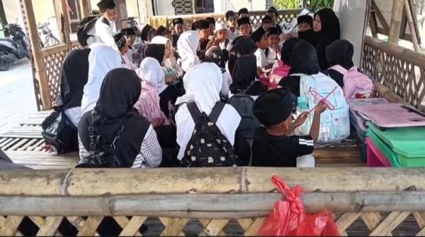 Miris 100 Siswa MDTA di Jawilan Kabupaten Serang Belajar Masih di Gubuk, Siswa Kepanasan dan Kehujan