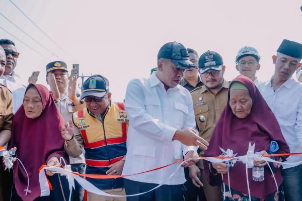 Bupati Aep Resmikan Jembatan Harmoni Mas-Sasak Bodas di Karawang
