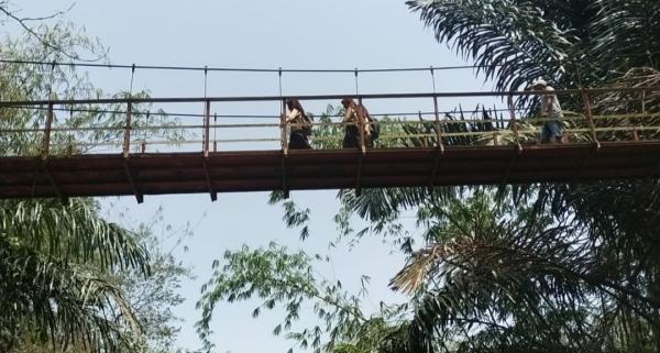 Bertahun-tahun Jadi Jembatan Rawayan, Warga Empat Desa di Leles Menanti Akses Permanen
