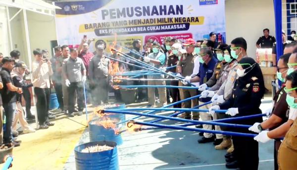 iPhone 17 hingga Puluhan Juta Rokok Ilegal Dimusnahkan di Makassar, Nilainya Rp46 Miliar