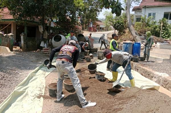 PISEW Rp500 Juta Bangun Akses Penghubung Cibadak-Cimanggu, Warga Garap Jalan Beton 445 Meter