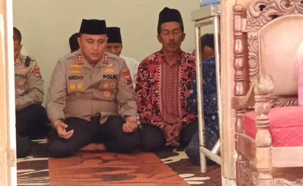 Kapolres Blitar Takziah Korban Kapal Virgo Transport, Sampaikan Belasungkawa kepada Keluarga