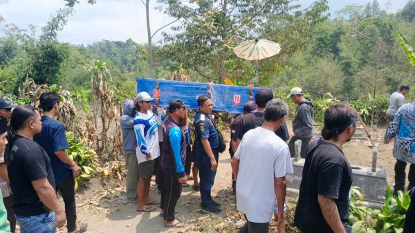 Jenazah Korban KM Virgo Transport 8 Dimakamkan di Blitar, Keluarga Masih Tunggu Kabar Sang Kakak