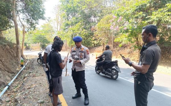 Resahkan Warga hingga Diduga Bakar Lahan, Polisi Evakuasi Pria di Kawasan Jatiluhur