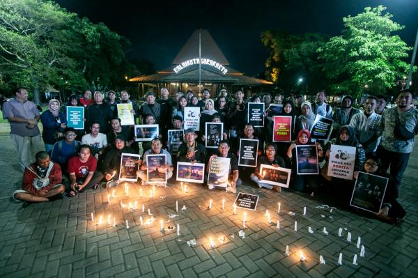 Wartawan Soloraya Gelar Aksi Menyalakan Lilin Doakan 5 Wartawan Hilang di Krakatau