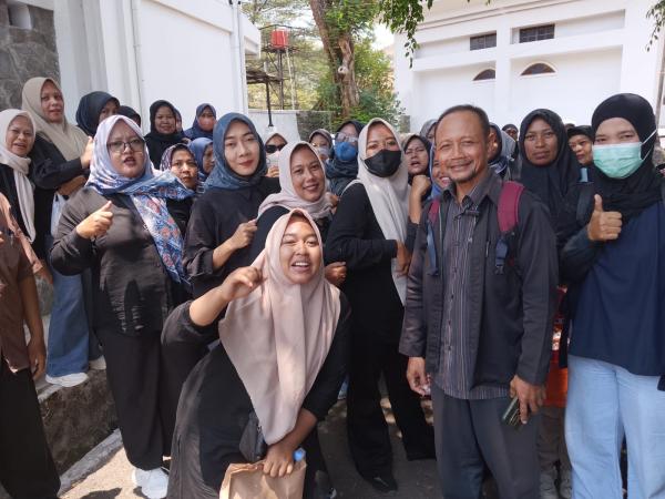 Polemik Marger Sekolah, Puluhan Emak-emak Geruduk DPRD Subang