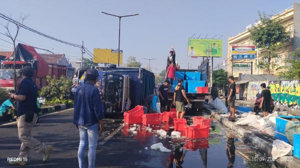 Truk Muatan Ikan dan Udang Terguling di Bypass Juanda Sidoarjo, Arus ke Bandara Sempat Dialihkan