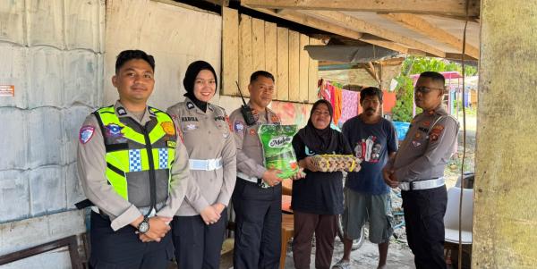 HUT ke-71 Korlantas Polri, Satlantas Polresta Mamuju Bagikan Sembako ke Warga Kurang Mampu