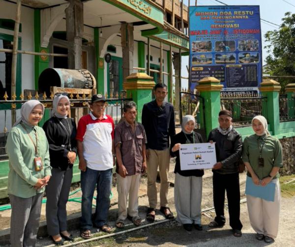 Peduli Rumah Ibadah, Pegadaian Jabar Salurkan Bantuan untuk Masjid di Sumedang