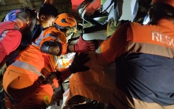 Kecelakaan Hiace Tabrak Truk di Tol Pemalang: 2 Penumpang Terjepit, Evakuasi Dramatis