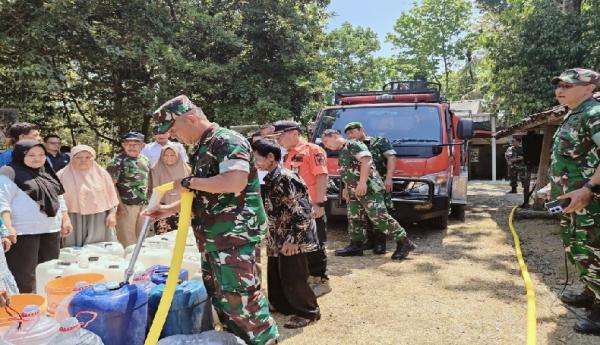 Peduli Kekeringan, Kodim Sragen Bagikan 7 Tangki Air Bersih hingga Kursi Roda