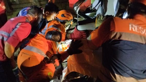 Dua Penumpang Hiace Terjepit Usai Tabrak Truk di Tol Pemalang