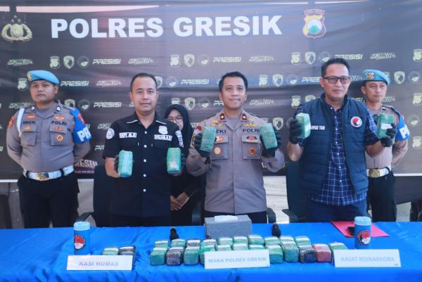 Modus Baru Kirim Ganja, 10,8 Kg Disembunyikan di Tangki dan Bagasi Vespa