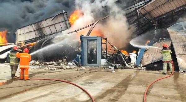 20 Gudang di Kosambi Tangerang Terbakar, Petugas Masih Berjibaku Padamkan Api