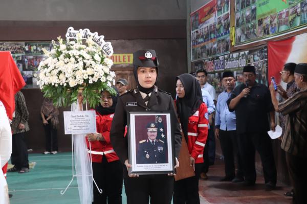 Mantan Kapolda DIY Haka Astana Dimakamkan Secara Dinas di TMP Kusuma Bangsa