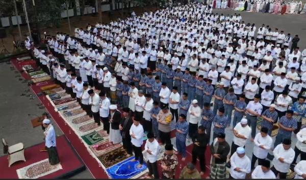 Ribuan Warga Purwakarta Gelar Salat Istisqa, Ketuk Pintu Langit Minta Hujan Segera Turun