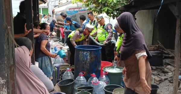 Krisis Air Bersih Meluas di Purwakarta, Polisi PJR Tol Cipularang Salurkan Bantuan ke Dua Desa