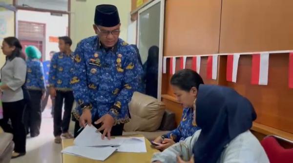 Upaya Bersih Narkoba, Camat Medan Kota Pasang Badan Dites Urine Pertama