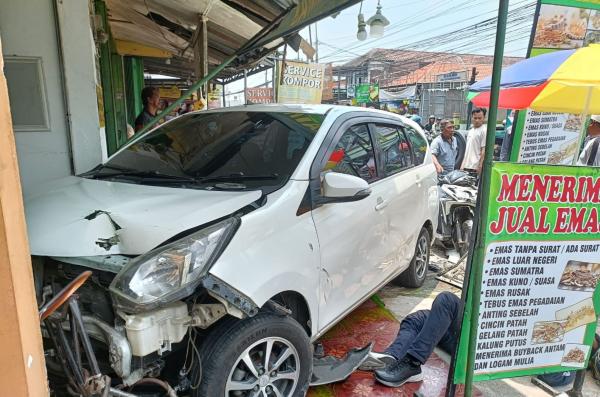 Mobil Belok Mendadak, Tabrak Dua Motor hingga Hantam Toko Emas di Pekarungan Sukodono Sidoarjo