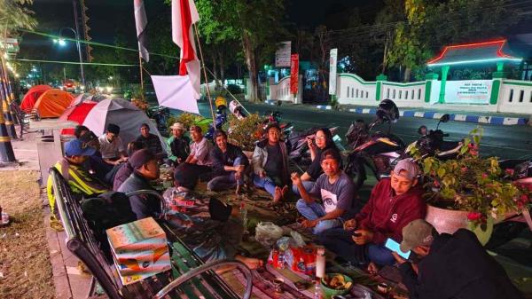 Tuntutan Tak Digubris, Massa FRMJ Bertahan Dirikan Tenda Bermalam di Depan Kantor Pemkab Jombang
