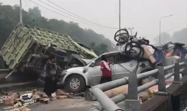Triton dan Truk Hino Adu Banteng di Jembatan Martadipura, 3 Orang Terluka