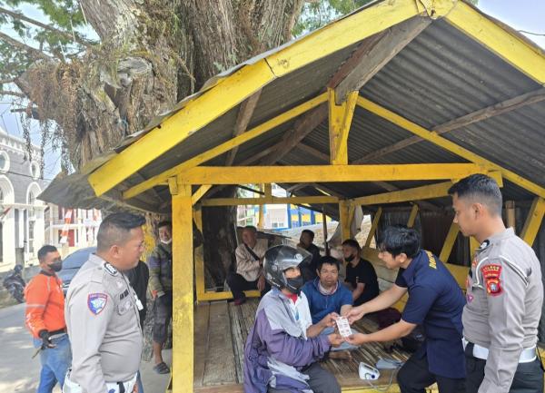 Satlantas Polres Mamasa Bagikan Vitamin Gratis ke Pengemudi Ojek Pangkalan