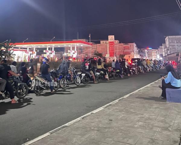 Pertalite Langka di Dabo Singkep, Ratusan Kendaraan Antre hingga Malam