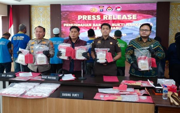 Polres Berau Musnahkan 8 Kilogram Sabu, 3 Tersangka Diduga Terlibat Jaringan Internasional