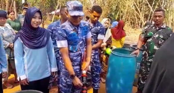 Lanud Saleh Basarah Salurkan Air Bersih untuk Warga Rumpin yang Terdampak Kemarau