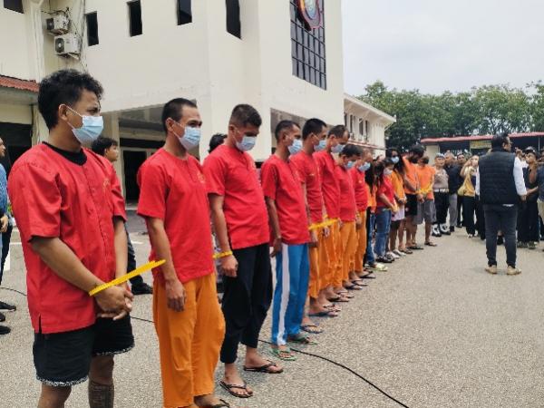 Polisi Musnahkan 164 Liquid Vape Etomidate dan Sabu di Batam, 15 Tersangka Diringkus