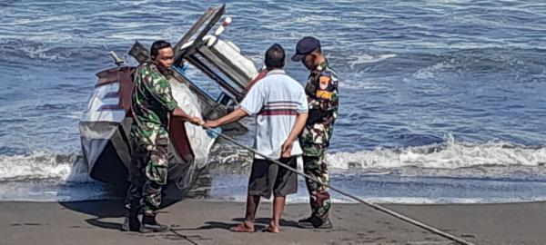 Detik-Detik Speedboat Nelayan Terbalik Dihantam Ombak Besar, 2 Orang Nekat Berenang ke Pantai