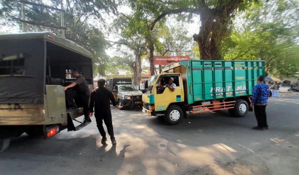 Material Posko Sekber Ditertibkan dari Lahan Sriwedari, Satpol PP Surakarta Angkut Kayu dan Genting