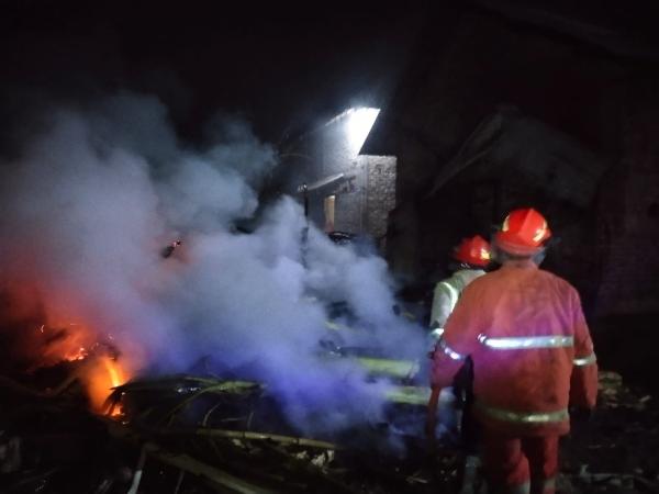 Kebakaran di Tengah Permukiman, Dapur Rumah Warga Jombang Hangus