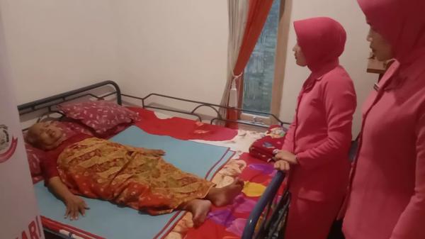 Peduli Warga, Ibu Bhayangkari Polres Pringsewu Bagikan Bantuan Pangan di Kediri