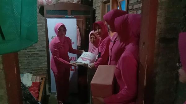 Warga Kediri Sampaikan Terima Kasih, Bantuan Pangan Bhayangkari Polres Pringsewu Dinilai Sangat Bera