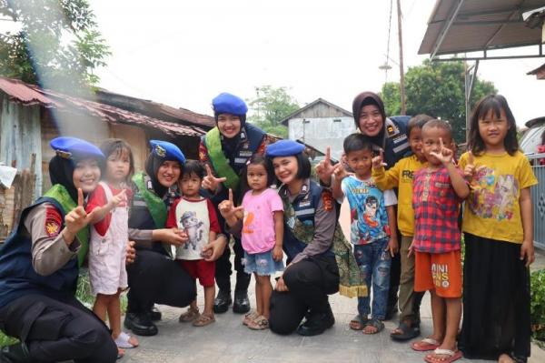 Polwan Polda Riau Tembus Bantaran Sungai Duku, Bagi Sembako hingga Buka Klinik Terapung