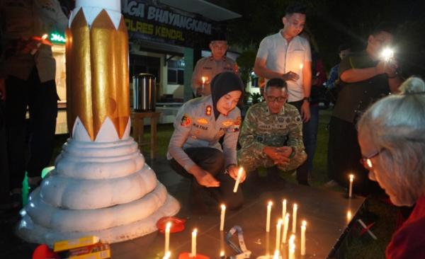 Operasi SAR Dihentikan, Jurnalis Kendal Nyalakan Lilin untuk Lima Wartawan